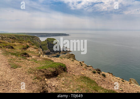 Falaises de la côte d'Anglesey près de phare de South Stack avec le sein d'Abraham dans l'arrière-plan, Gwynedd, Pays de Galles, Royaume-Uni Banque D'Images