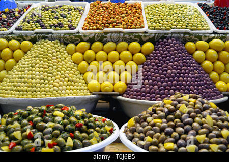 Neat tas d'olives vertes et noires et brillantes des citrons, vu dans le marché couvert de Meknès au Maroc. Banque D'Images