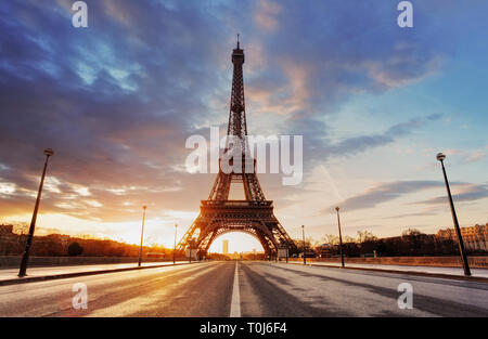 Paris - Tour Eiffel au lever du soleil. Banque D'Images