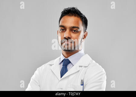 Médecin indien ou scientifique en blouse blanche Banque D'Images