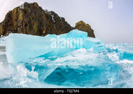 Cap Khoboy rock sur l'île d'Olkhon, le lac Baïkal, la glace de buttes en hiver, de la Russie, de la Sibérie Banque D'Images