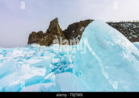 Cap Khoboy rock sur l'île d'Olkhon, le lac Baïkal, la glace de buttes en hiver, de la Russie, de la Sibérie Banque D'Images