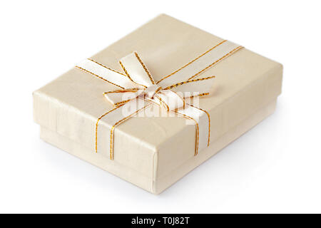 Boîte cadeau beige avec bow isolé sur fond blanc Banque D'Images