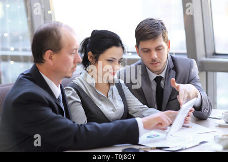 Close up.business team l'examen des tableaux financiers à l'aide de tablette numérique. Banque D'Images