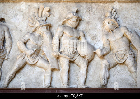 Marbre sculpté frise de gladiateurs Romains à partir de la Nécropole à Pompéi (à l'affiche dans le Colisée de Rome) Banque D'Images