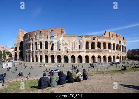 Les touristes d'admirer l'extérieur du Colisée, ou Colisée, ou Amphithéâtre Flavien (70-80 AD) monument romain, Rome, Italie Banque D'Images