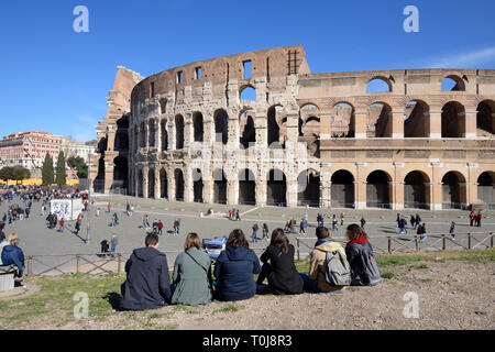 Les touristes d'admirer l'extérieur du Colisée, ou Colisée, ou Amphithéâtre Flavien (70-80 AD) monument romain, Rome, Italie Banque D'Images