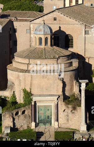 Temple circulaire de Romulus ANNONCE 307, converti à l'église de Santi Cosma e Domiano en 527, sur la Via Sacra, ou Voie Sacrée, Forum Romain Rome Italie Banque D'Images