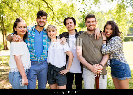 Happy friends avec guitare au parc d'été Banque D'Images