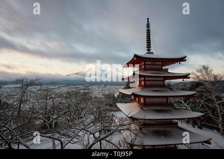 Mt. Au cours de la Pagode Fuji Chureito en hiver Banque D'Images