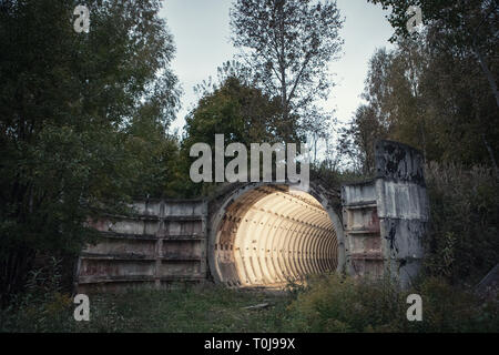 Bunker de missiles balistiques abandonnés dans la forêt, un héritage de la guerre froide Banque D'Images