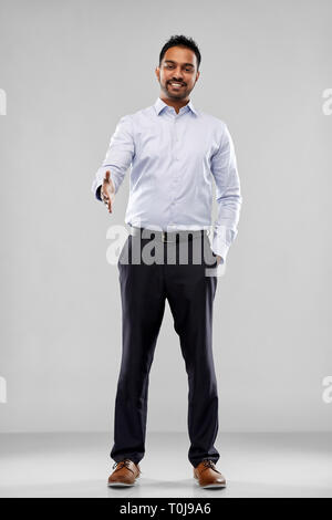 Indian businessman stretching hand for handshake Banque D'Images