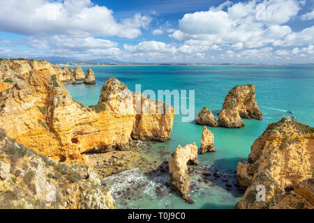 Côte de l'Algarve Portugal Ponta da Piedade formations rocheuses côtières avec des cavernes et grottes visitées en bateau au départ de Lagos Algarve Portugal Europe de l'UE Banque D'Images