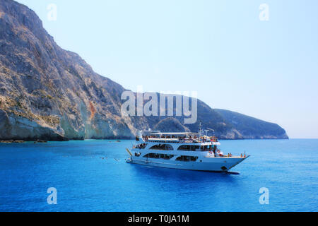 Ferry Boat le déchargement des touristes dans la belle eau turquoise Porto Katsiki plage (mer Ionienne) sur l'île de Lefkada en Grèce. Banque D'Images