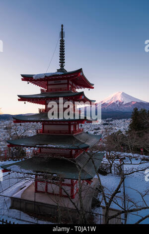 Mt. Au cours de la Pagode Fuji Chureito en hiver Banque D'Images