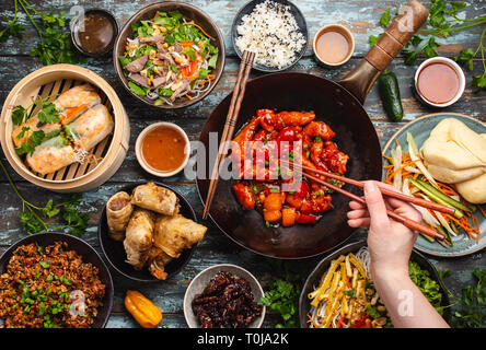 Un assortiment de plats chinois Banque D'Images