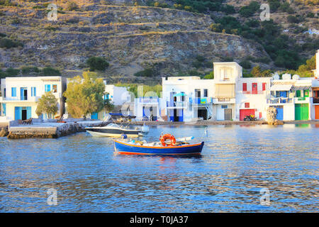 Village pittoresque Klima (mer) sur l'île de Milos, dans les Cyclades, en Grèce. Banque D'Images