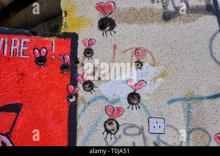 L'art de mur à Mostar, où le peintre bullet et trous d'obus dans le cadre de la conception. Trous de balle utilisé comme corps de bugs Banque D'Images