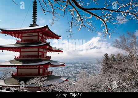 Mt. Au cours de la Pagode Fuji Chureito en hiver Banque D'Images