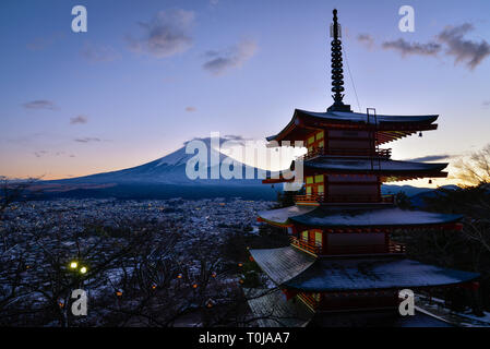 Mt. Au cours de la Pagode Fuji Chureito au printemps Banque D'Images