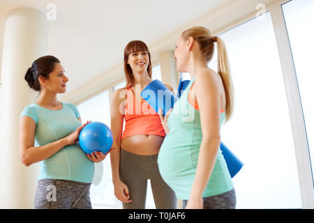 Les femmes enceintes avec des équipements sportifs dans la salle de sport Banque D'Images