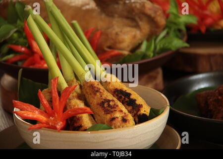 Sate Lilit. Satay balinais traditionnel de viande hachée enroulée autour de la citronnelle brochette. Banque D'Images