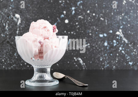 Boules de crème glacée dans un vase de verre. Banque D'Images