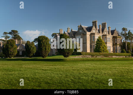 Muckross House and Gardens le jour ensoleillé, site historique irlandais du parc national de Killarney et vue panoramique d'automne à Killarney, comté de Kerry, Irlande Banque D'Images