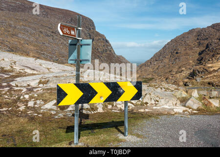 Signalisation routière au Head of the Gap comme point le plus élevé et vue d'ensemble du paysage au Gap of Dunloe près de Killarney, comté de Kerry, Irlande Banque D'Images