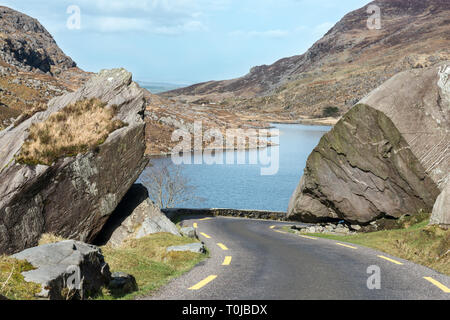 Route vide aucune personne au Gap of Dunloe ou au Gap Narrow ne passe par la route rocheuse surplombant le lac Augher près de Killarney, comté de Kerry, Irlande Banque D'Images