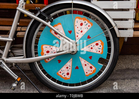 Roue arrière de la bicyclette décorée comme pizza Banque D'Images