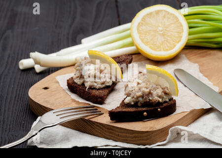 Filet de hareng émincé avec apple et d'œufs sur le pain de seigle grillé, des plats de la cuisine juive traditionnelle, snack-forshmak ou apéritif Banque D'Images