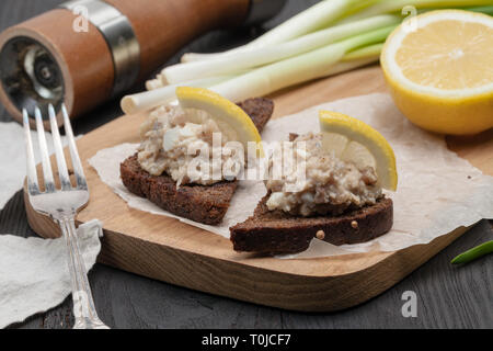 Filet de hareng émincé avec apple et d'œufs sur le pain de seigle grillé, des plats de la cuisine juive traditionnelle, snack-forshmak ou apéritif Banque D'Images