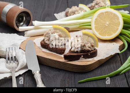 Filet de hareng émincé avec apple et d'œufs sur le pain de seigle grillé, des plats de la cuisine juive traditionnelle, snack-forshmak ou apéritif Banque D'Images