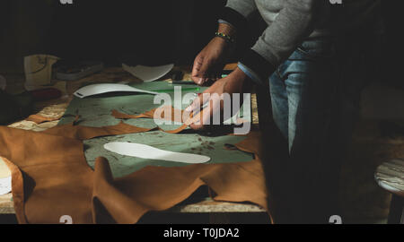 Portrait d'un cordonnier en cuir de coupe. Concept de chaussures concepteur. Banque D'Images