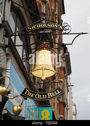 L'ancien clocher Pub sur Fleet Street, London, England, UK Banque D'Images