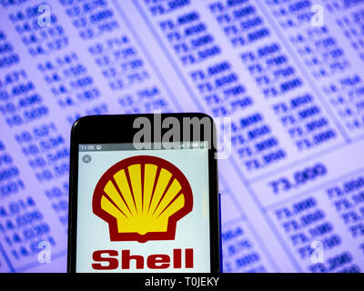 Logo de la société Royal Dutch Shell vu affichée sur téléphone intelligent. Banque D'Images