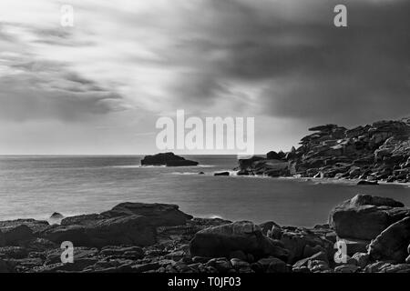 Pulpit Rock sur Peninnis Head, Saint Mary's, Îles Scilly, UK : temps d'exposition, à l'aide de filtre ND. Version noir et blanc.