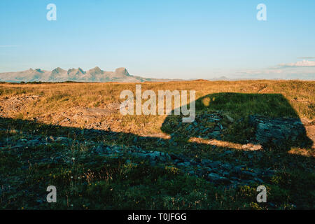 Conduite à la montagne - ombre d'une camionnette de camping En voiture en Norvège vers la chaîne de montagnes Severn Sisters dans le Paysage d'été de la Norvège Nordland Banque D'Images