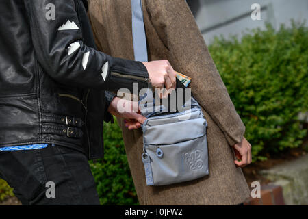 Le vol d'un porte-monnaie à partir d'un sac à main, street l'activité criminelle, mettre photo, Diebstahl aus einer von Geldbörse Handtasche, Straßenkriminalität, gest Banque D'Images