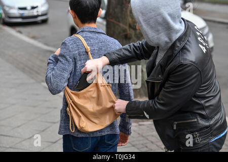 Le vol d'un porte-monnaie à partir d'un sac à main, street l'activité criminelle, mettre photo, Diebstahl aus einer von Geldbörse Handtasche, Straßenkriminalität, gest Banque D'Images