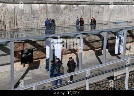 Aire ouverte, la topographie de la terreur, Niederkirchnerstrasse, cross montagne, Berlin, Allemagne, Freigelände, Topographie des terreurs, Kreuzberg, Deutschland Banque D'Images