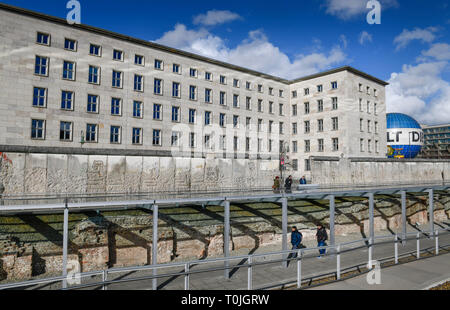 Ministère fédéral des Finances, aire ouverte, topographie de la terreur, Niederkirchnerstrasse, cross montagne, Berlin, Allemagne, Bundesfinanzministerium, Fre Banque D'Images