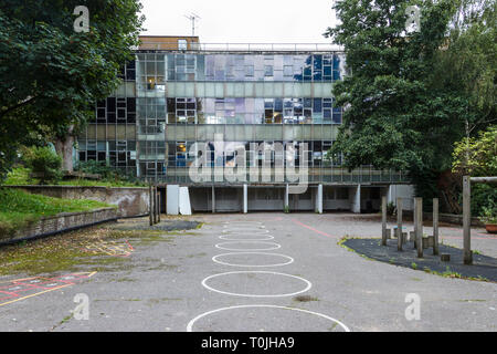 L'aire de jeux et de l'immeuble principal de l'école primaire, Ashmount vide avant sa démolition et reconstruction que Whitehall Park School, North London, UK Banque D'Images
