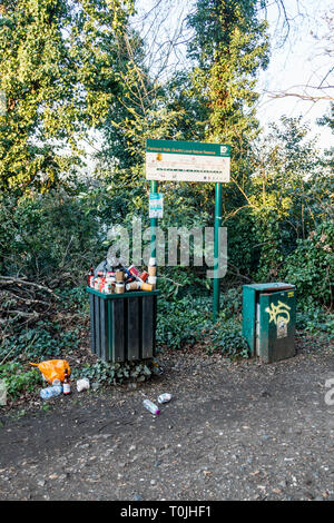 Les poubelles débordent dans un parc à pied, une ancienne ligne de chemin de fer, maintenant une réserve naturelle, dans le nord de Londres, UK Banque D'Images