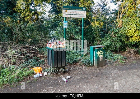 Les poubelles débordent dans un parc à pied, une ancienne ligne de chemin de fer, maintenant une réserve naturelle, dans le nord de Londres, UK Banque D'Images