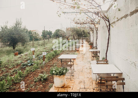 Jardin avec terrasse et barbecue en famille. Belle chambre. Mood Banque D'Images
