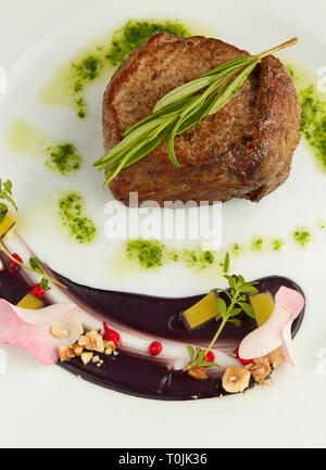 Steak de bœuf avec feuilles Banque D'Images