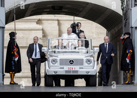 Cité du Vatican, Vatican. 20 mars, 2019. Pape Francis mène son audience générale hebdomadaire sur la Place Saint Pierre. Credit : Giuseppe Ciccia/Alamy Live News Banque D'Images
