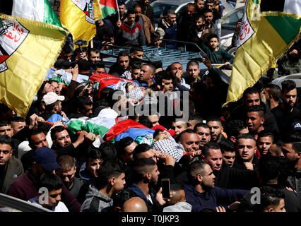 20 mars 2019 - Naplouse, Palestine, 20 mars 2019. Porter le deuil de Zaid Nuri, 20, et Raed Hamdan, 21 ans, deux hommes palestiniens tués par des tirs lâ€™tôt mercredi dans la région d'al-Ghawi, que les troupes israéliennes ont conduit des centaines de colons pour visiter le tombeau de Joseph dans le nord de la rive occidentale de Naplouse. Alors que les forces israéliennes ont escorté le convoi de bus de colons juifs dans l'emplacement, situé dans la zone contrôlée par les Palestiniens, les soldats israéliens ont ouvert le feu vers un véhicule dans lequel Hamdan et Nuri allaient les tuer. L'armée israélienne a affirmé que les deux Banque D'Images